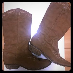 Worn in Women’s fashion cowgirl boots size 7 ✨